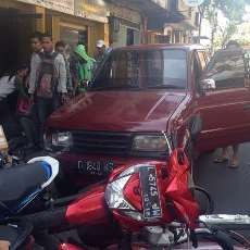 Panther Seruduk 6 Motor Parkir di Toko Elektronik, Satu Orang Terlempar