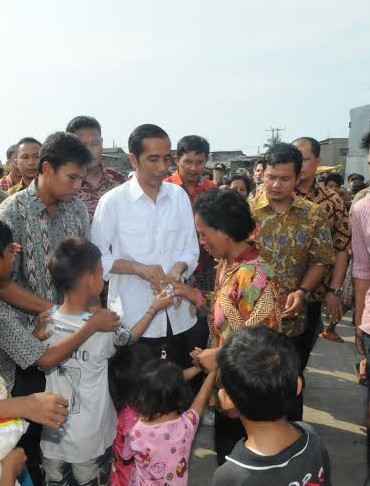 Jokowi Bagikan Zakat Berupa Beras dan Amplop di Penjaringan