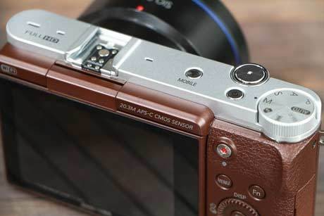 Samsung NX3000: Tampang Retro yang Asyik Diajak Selfie Samsung NX3000: Tampang Retro yang Asyik Diajak Selfie