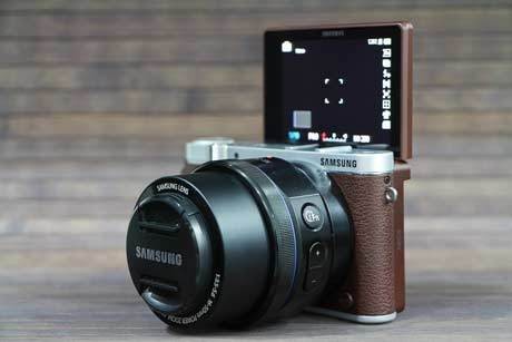 Samsung NX3000: Tampang Retro yang Asyik Diajak Selfie Samsung NX3000: Tampang Retro yang Asyik Diajak Selfie