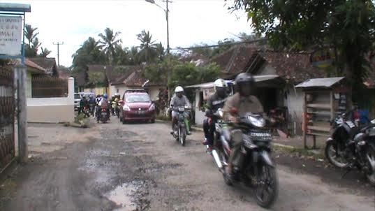 Imbas Jembatan Cibaruyan, Jalur Alternatif yang Sempit ini Kini Padat