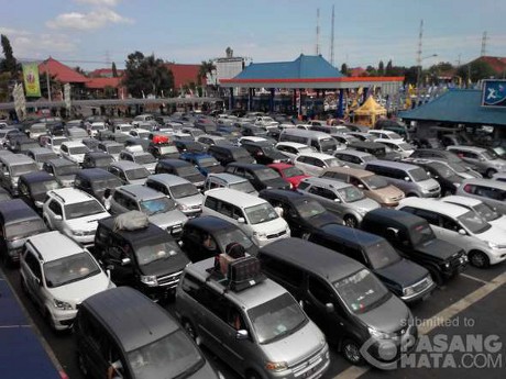 Ribuan Kendaraan Mengular di Pelabuhan Gilimanuk