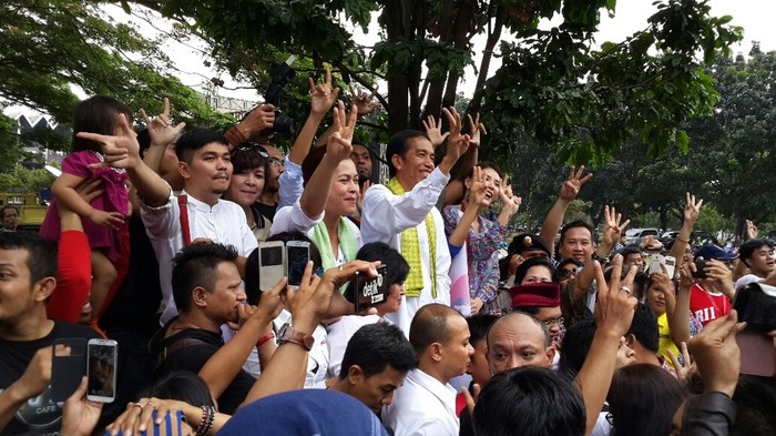 Lepas 2.500 Pemudik di Senayan, Jokowi Kibarkan Bendera Salam 3 Jari