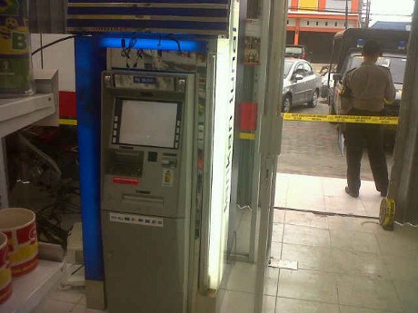 Semprot CCTV Pakai Cat Agar tak Terlacak, Pencuri Kuras ATM di Cimanggis