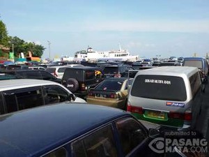 Mobil Antre 1 Km untuk Masuk Kapal di Pelabuhan Merak