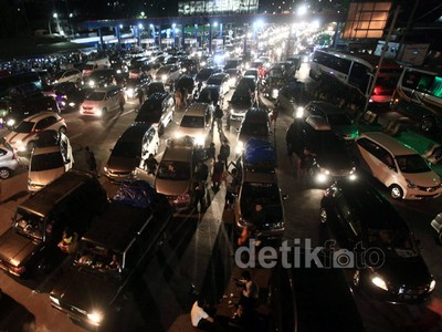 Jumat Dini Hari Merak Mulai Dipadati Pemudik