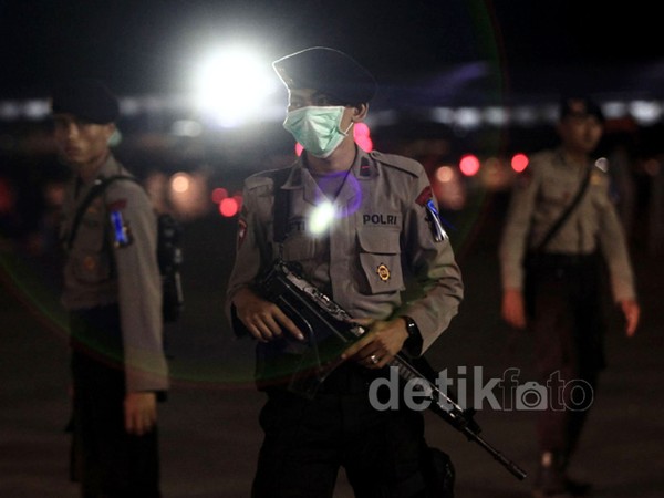 Polisi Bersenjata Amankan Pelabuhan Merak