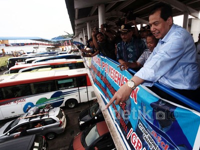 Chairul Tanjung Pantau Arus Mudik di Merak