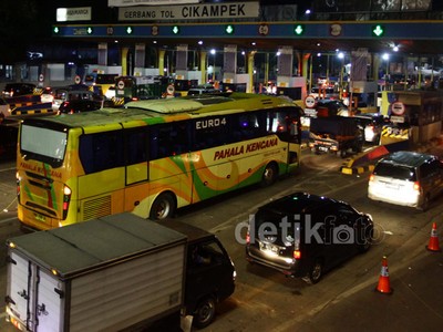 Gerbang Tol Cikampek Padat