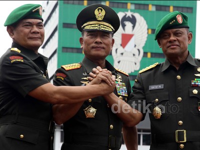 Budiman Serahkan Tongkat Komando KSAD ke Gatot