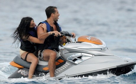 Aih... Selena Gomez Mesra dengan Pria Italia di Prancis