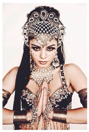 Mengintip Gaya Vanessa Hudgens Seksi ala Gipsy