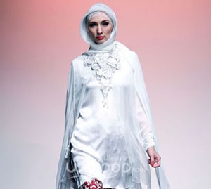 Busana Putih Masih Tren Saat Lebaran, Ini Cara Padu Padan yang Stylish