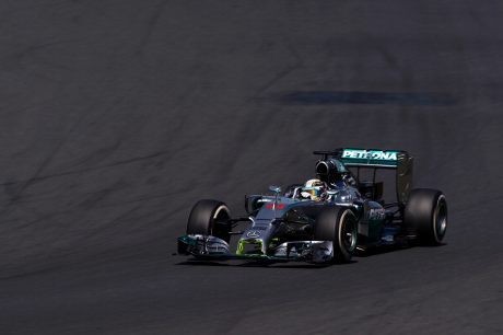 Hamilton Masih Terdepan