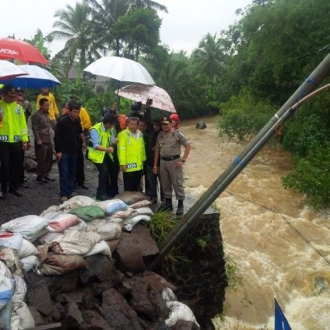 Aher Tinjau Jembatan Cibaruyan yang Longsor: Harus Selesai Hari ini ya