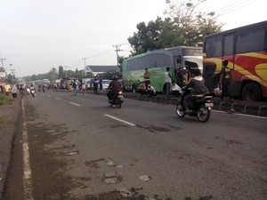 Jalan Raya Kosambi Macet Total, Pemudik Terjebak Berjam-jam