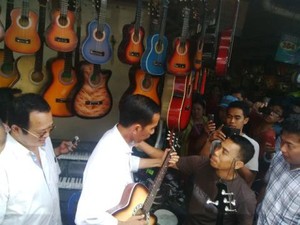 Datangi Pasar di Solo, Jokowi Sempat Memainkan Gitar