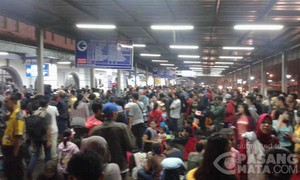 Pemudik di Pasar Senen Membeludak, Ribuan Orang Menunggu Keberangkatan