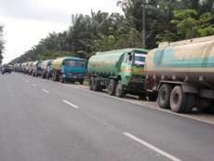 Mengintip Salam Tempel para Sopir Truk di Jalinsum Jelang Lebaran