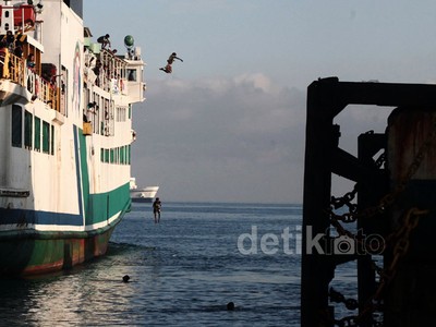 Aksi Para Anak Koin di Pelabuhan Merak