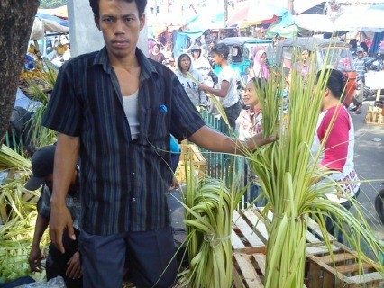 Pria Ini Raup Untung Rp 500.000/Hari Jualan Bungkus Ketupat