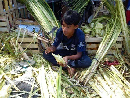 Bisnis Bungkus Ketupat Mulai Ramai Jelang Lebaran