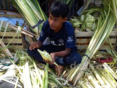 Meraup Untung dari Bungkus Ketupat