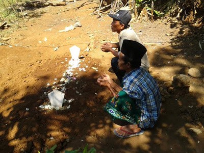 Racik Petasan, Kenek Angkot Tewas