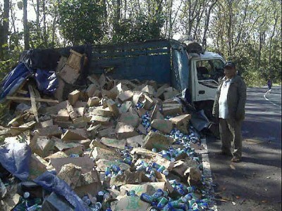 Truk Muat Minuman Kaleng Terguling di Baluran, Arus Lalin Buka Tutup