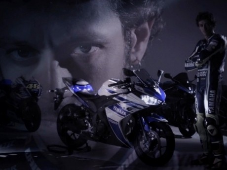 Valentino Rossi Jadi Bintang Iklan Yamaha R25