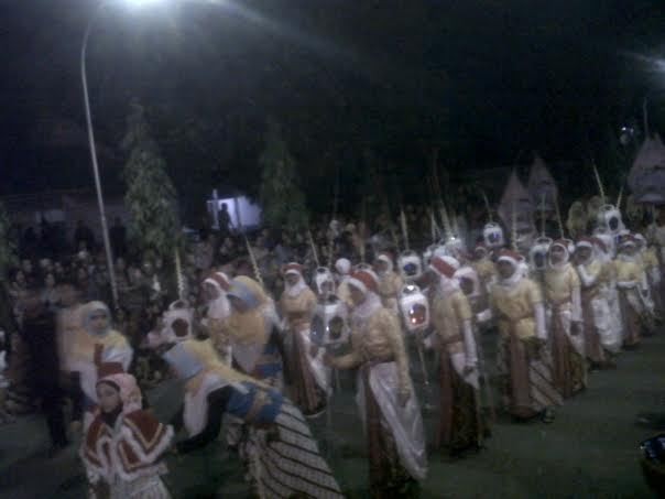 Ribuan Warga Yogya Berkostum Unik Meriahkan Takbir Keliling