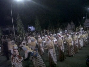 Ribuan Warga Yogya Berkostum Unik Meriahkan Takbir Keliling
