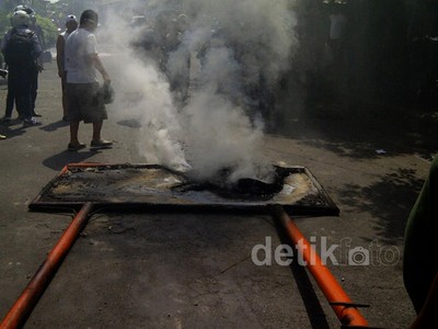 Pemasangan Papan Kampung Bebas Prostitusi Rusuh