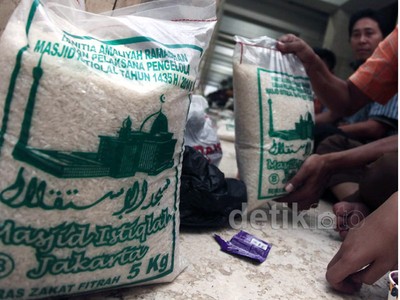 Pembagian Zakat Fitrah di Masjid Istiqlal