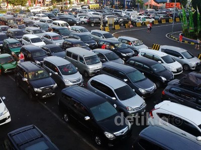 Antrean Kendaraan di Pelabuhan Ketapang