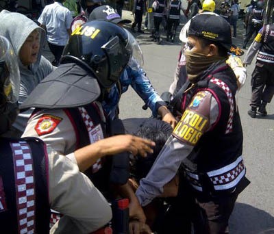 Polisi Sweeping Eks Lokalisasi Dolly dan Jarak, Buru Pelaku Pembakaran