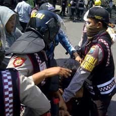Polisi Sweeping Eks Lokalisasi Dolly dan Jarak, Buru Pelaku Pembakaran