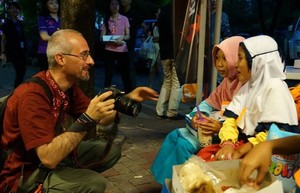 Cahaya Wajah Muslimah Berhijab Membawa Fotografer Italia Ini Masuk Islam