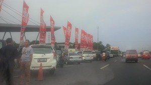 Rest Area Km 19 Cikampek Penuh, Banyak Mobil Parkir di Bahu Jalan