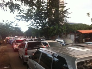 Jl RS Fatmawati Macet Parah, Pemotor Naik ke Trotoar