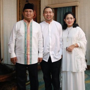 Aneka Pose Harmonisnya Prabowo, Titiek, dan Didit di Momen Lebaran