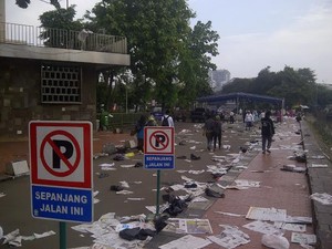 Duh! Banyak Koran dan Plastik Berserakan di Masjid Istiqal