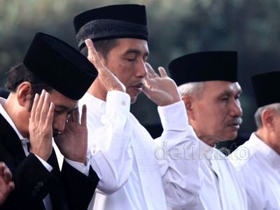 Jokowi Salat Id di Balai Kota DKI
