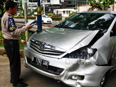 Innova dan Jazz Tabrakan di Rasuna Said
