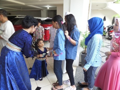 Lebaran, Krisdayanti Diserbu Warga Saat Bagi-bagi THR