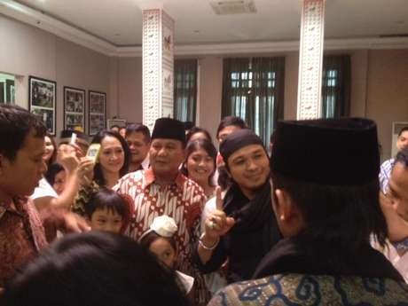 Cerita Isah yang Menangis Saking Senangnya Bertemu Prabowo