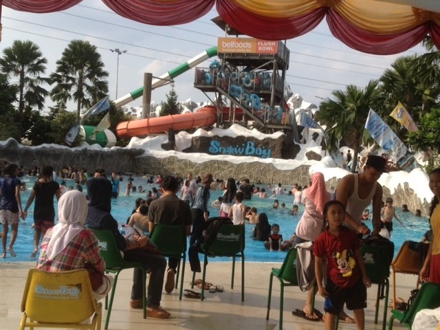 Kolam Renang Snow Bay, Wahana Primadona di TMII