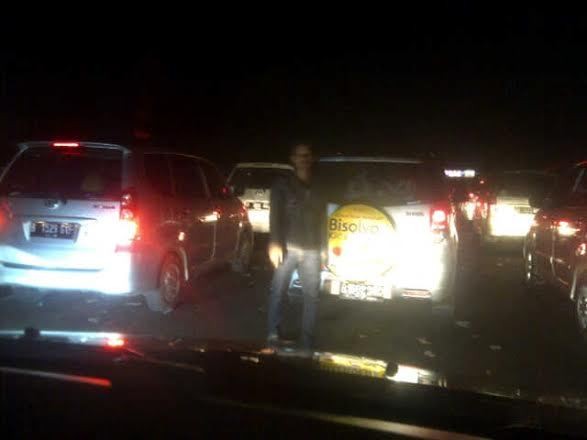 Arah Puncak Macet, Warga Tawarkan Jalur Alternatif Berbayar
