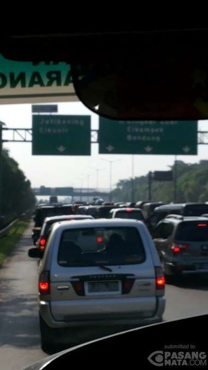 Tol Arah Cikampek Macet, Bahu Jalan pun Dibabat