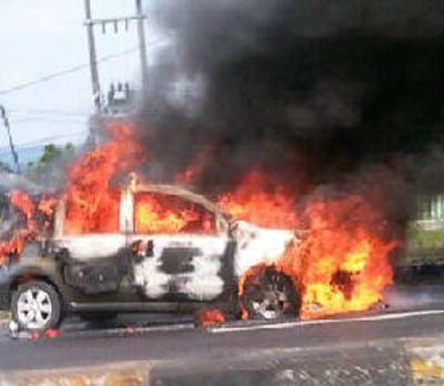 Mobil Livina Pelat B Terbakar di Malang, 3 Penumpangnya Selamat